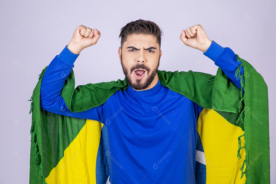 Homem com bandeira nas costas e comemorando