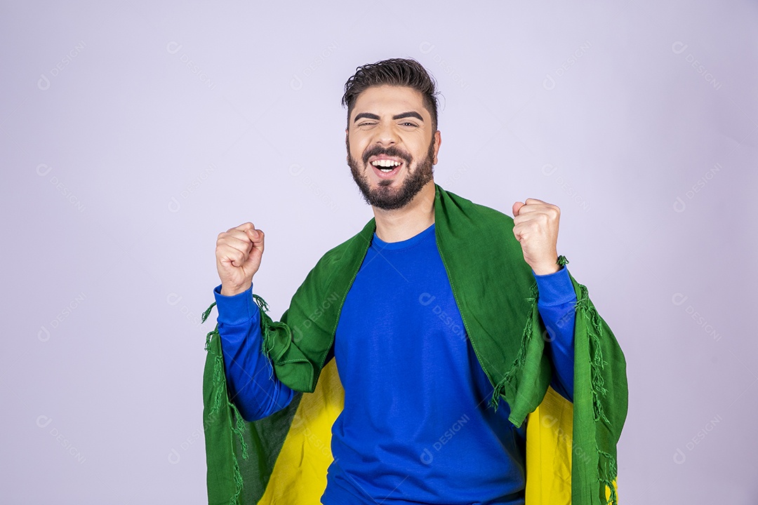 Homem com bandeira nas costas comemorando