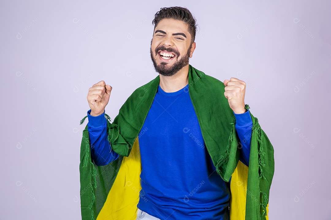 Homem com bandeira nas costas comemorando