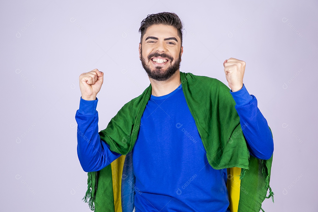 Homem com bandeira nas costas comemorando