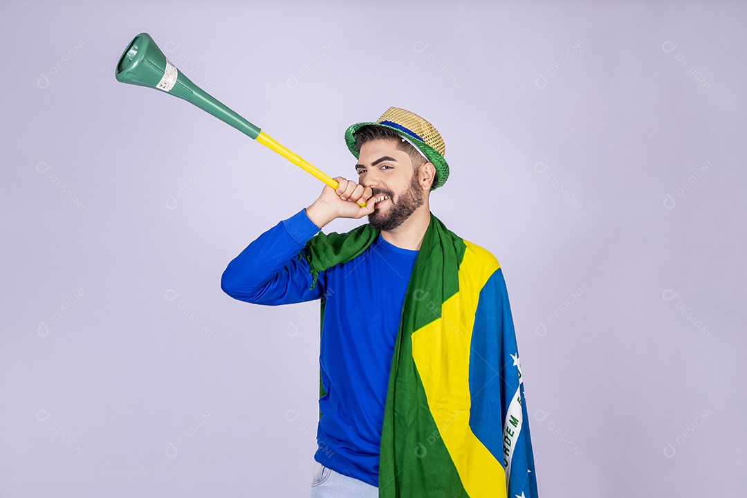 Homem com bandeira nas costas e corneta nas mãos