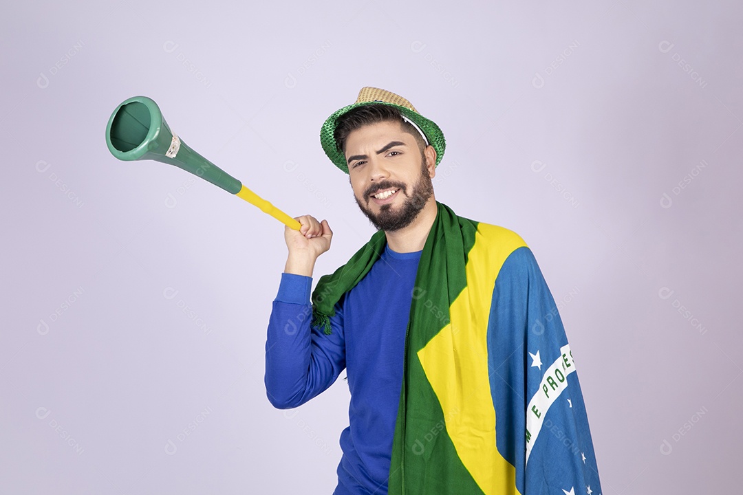 Homem com bandeira nas costas e corneta nas mãos