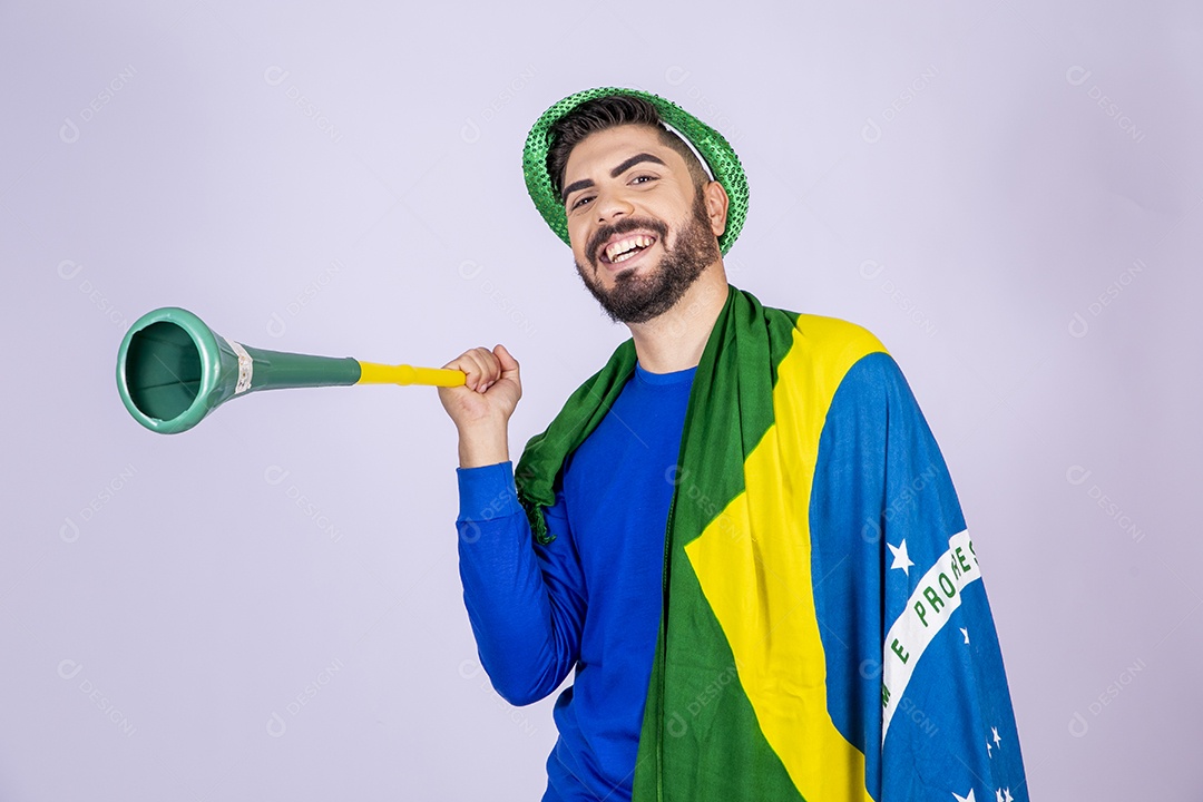 Homem com bandeira nas costas e corneta nas mãos