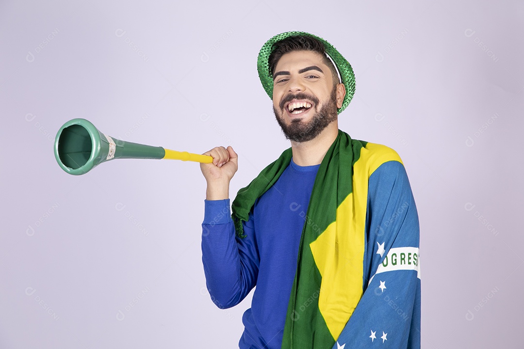 Homem com bandeira nas costas e corneta nas mãos
