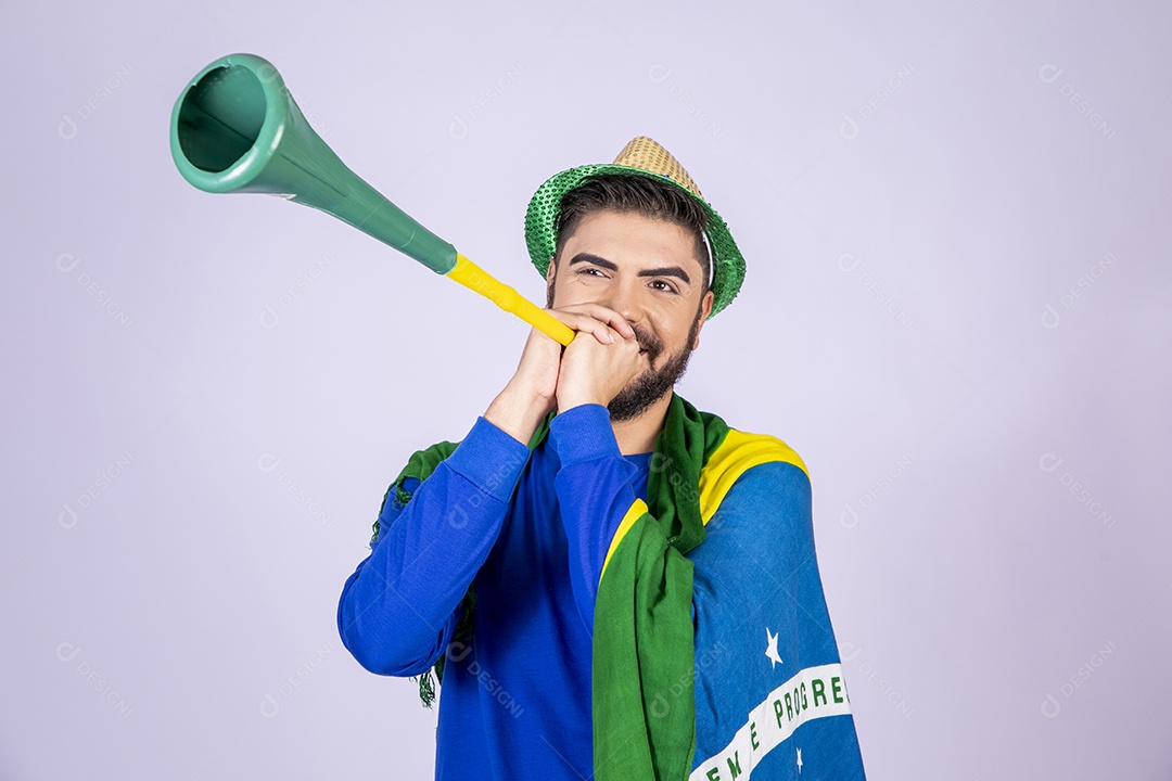 Homem com bandeira nas costas e corneta nas mãos