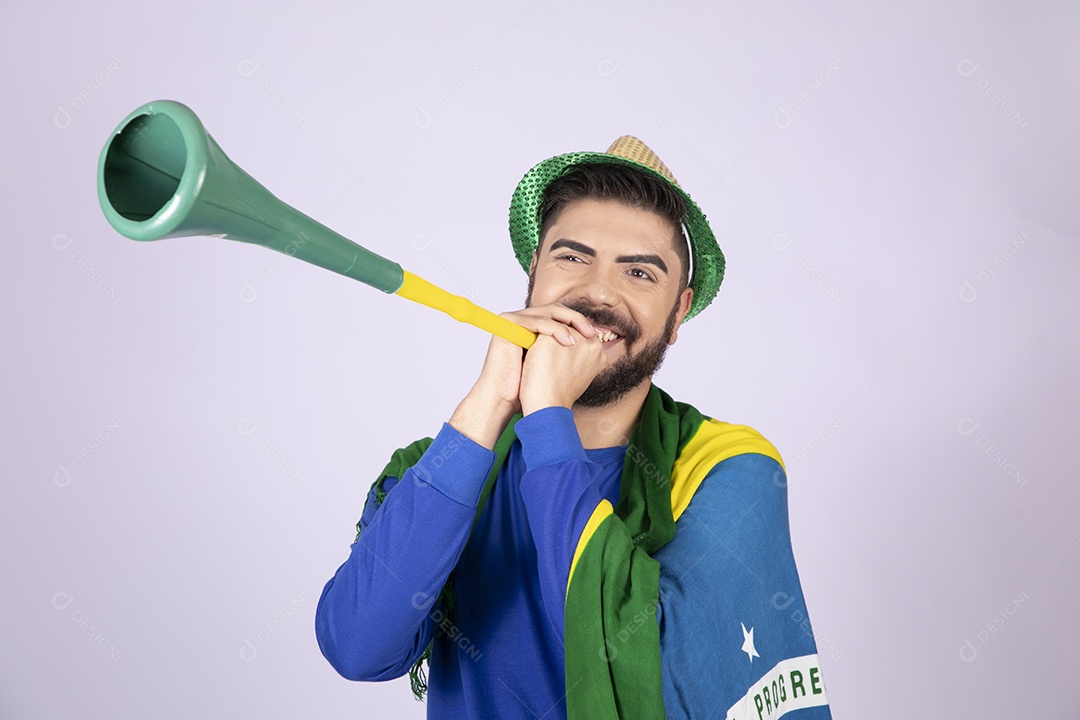 Homem com bandeira nas costas e corneta nas mãos