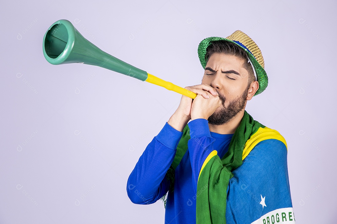 Homem com bandeira nas costas e corneta nas mãos