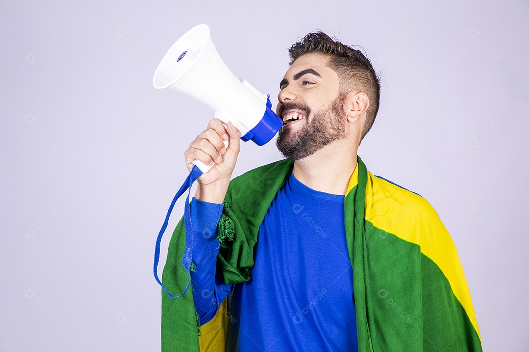 Homem com bandeira nas costas e megafone