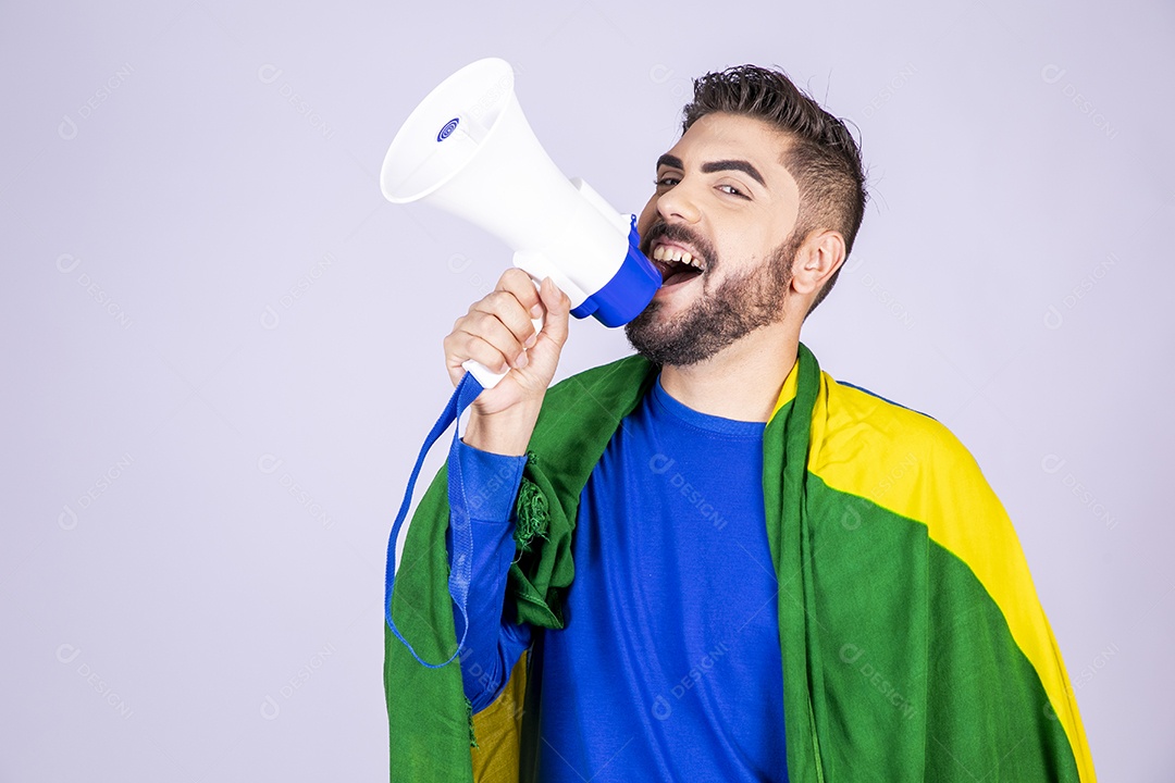 Homem com bandeira do brasil e mega fone