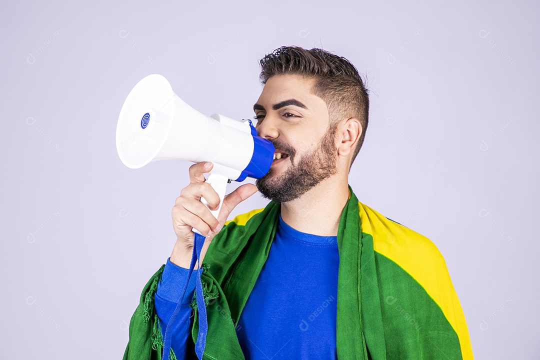Homem com bandeira do brasil e mega fone