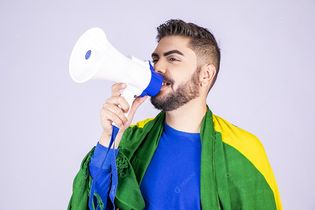 Homem com bandeira do brasil e mega fone