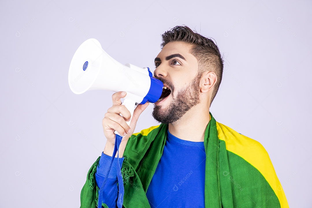 Homem com bandeira do brasil e mega fone