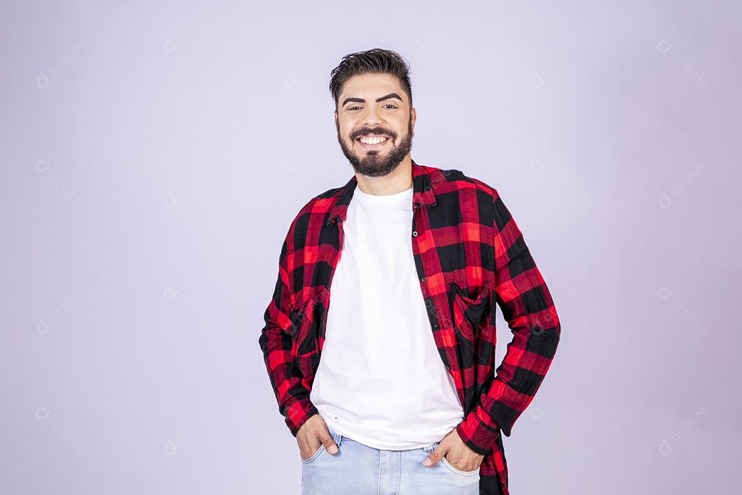 Homem com mãos no bolso e sorrindo