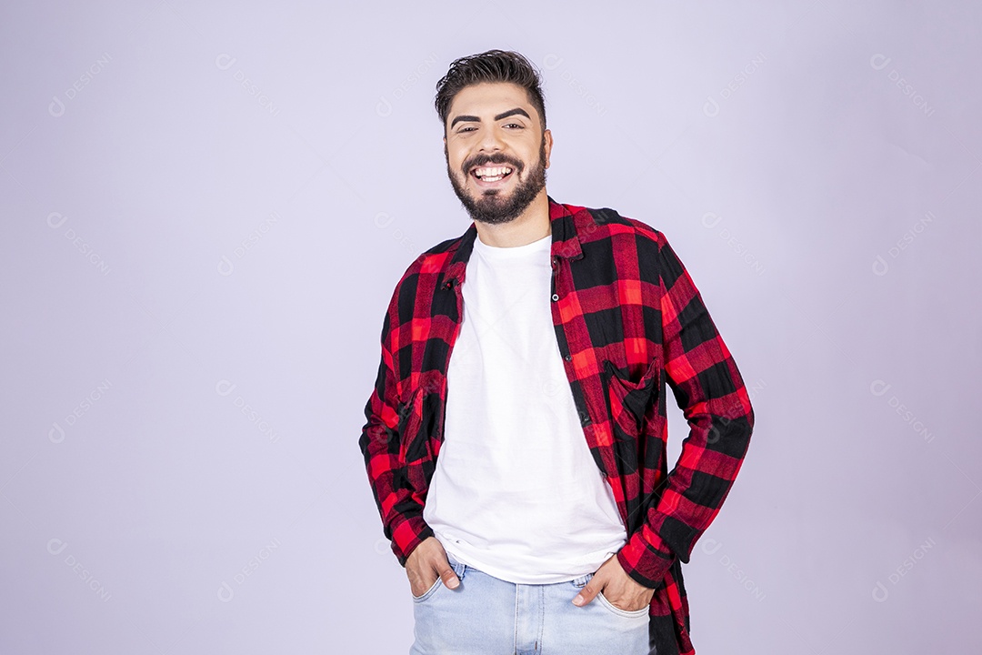 Homem com mãos no bolso e sorrindo