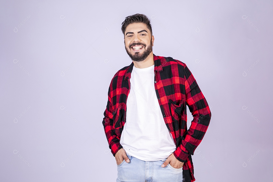 homem com mão no bolso e sorrindo