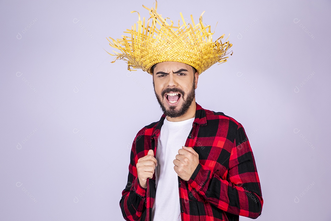 Jovem de xadrez e chapéu de palha com mão na camisa gritando