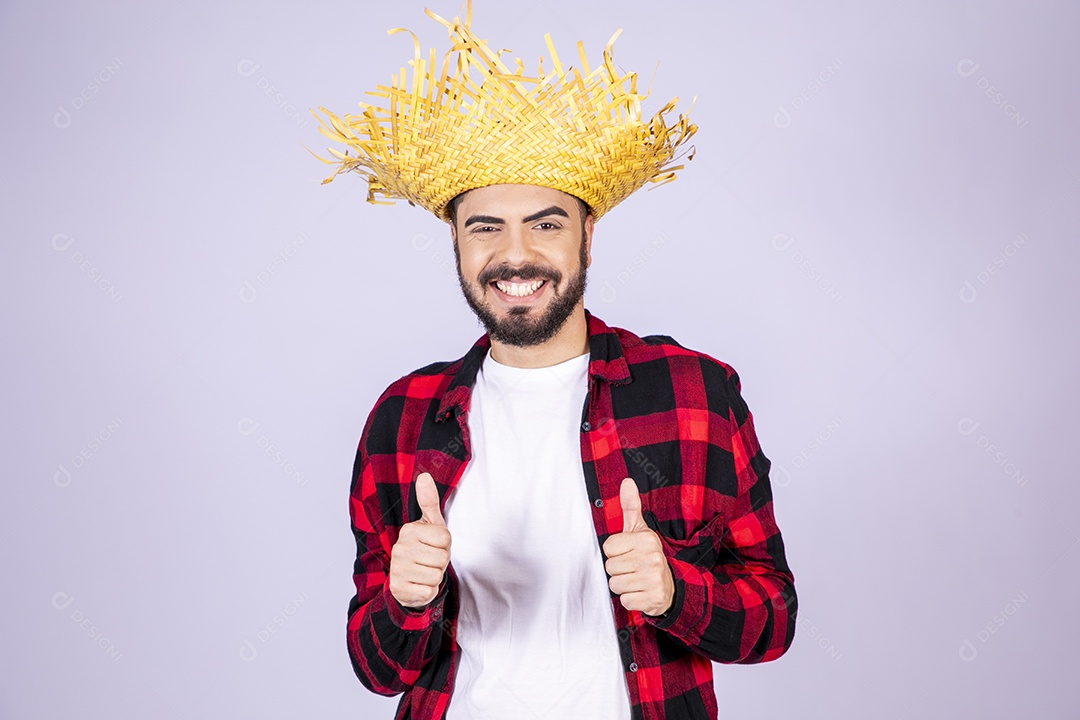 Jovem de xadrez com chapéu de palha sorrindo com gesto de beleza