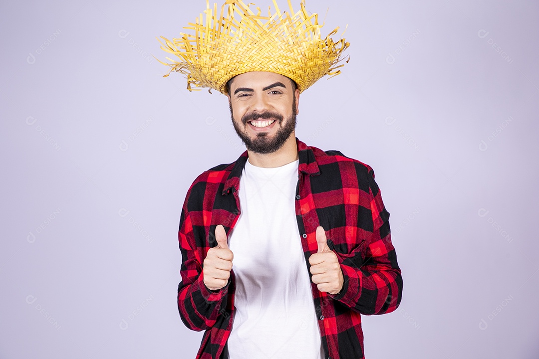 Jovem de xadrez com chapéu de palha sorrindo com gesto de beleza