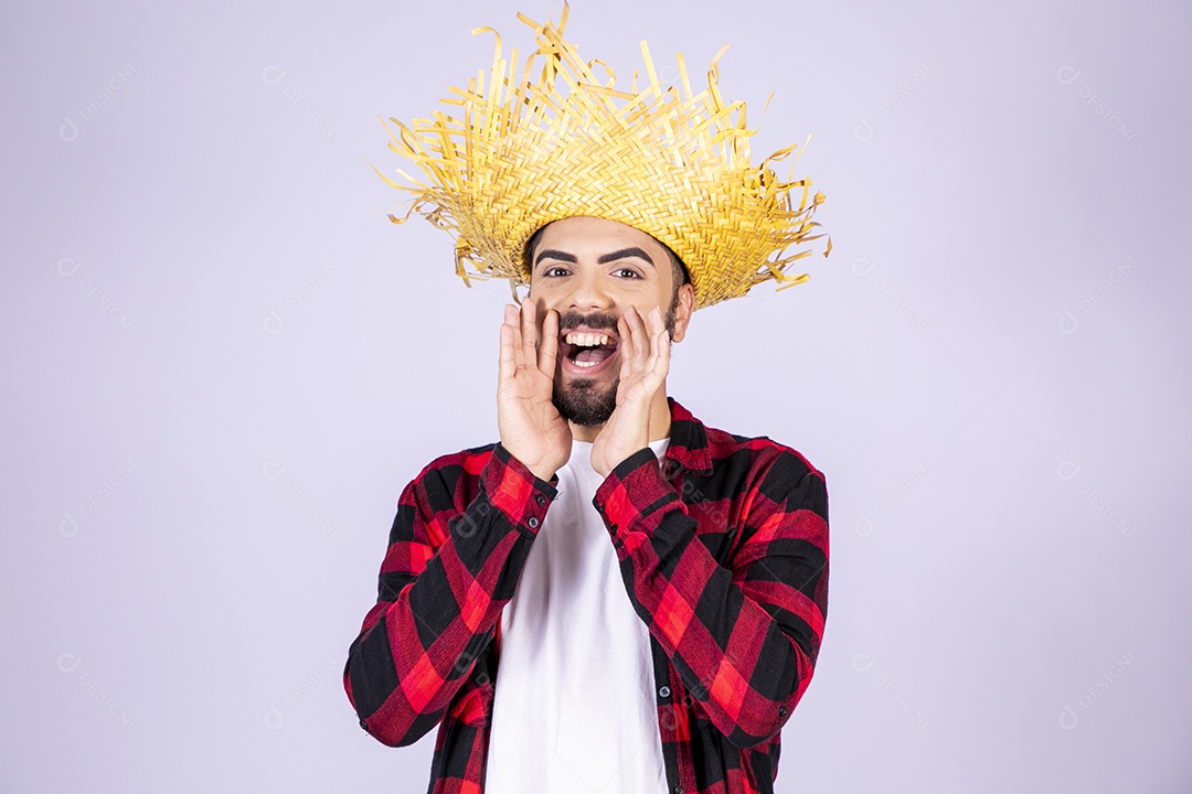 Jovem de xadrez com chapéu de palha gritando