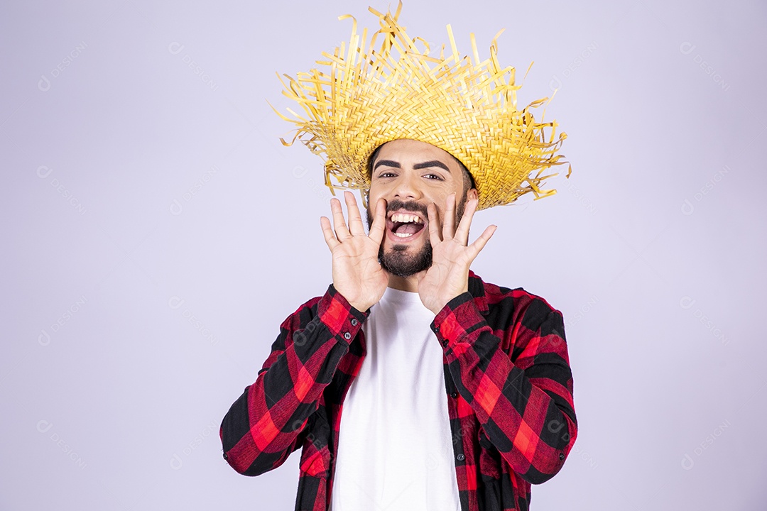 Jovem de xadrez com chapéu de palha gritando