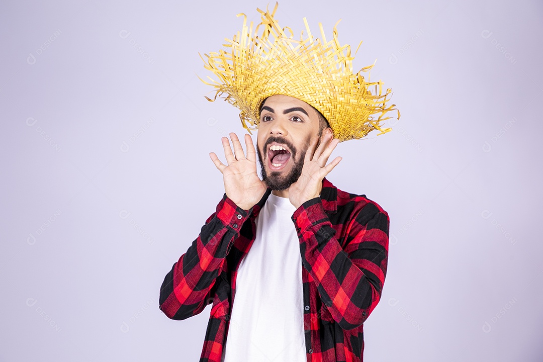 Jovem de xadrez com chapéu de palha gritando