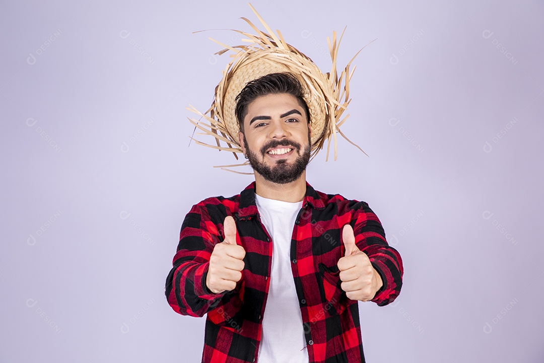 Jovem de xadrez com chapéu de palha sorrindo com gesto de beleza