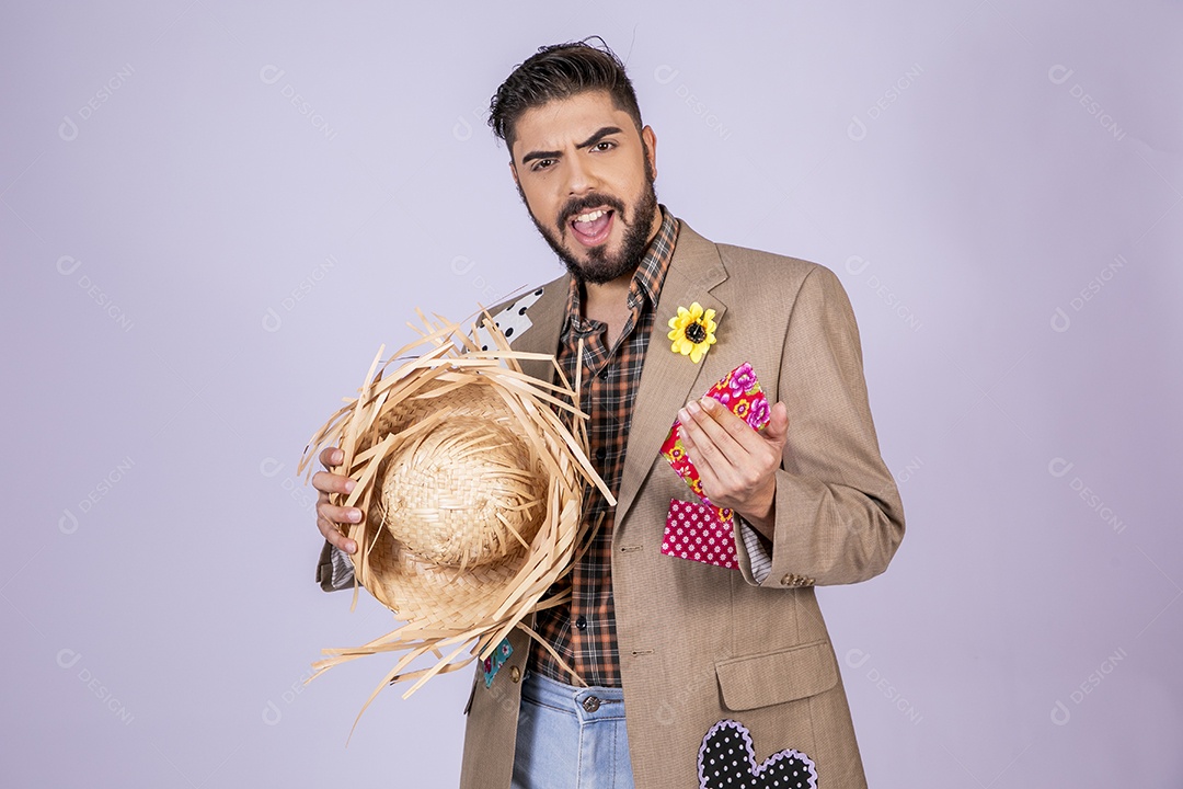 Jovem quadrilheiro animado para festa junina com gesto chamando