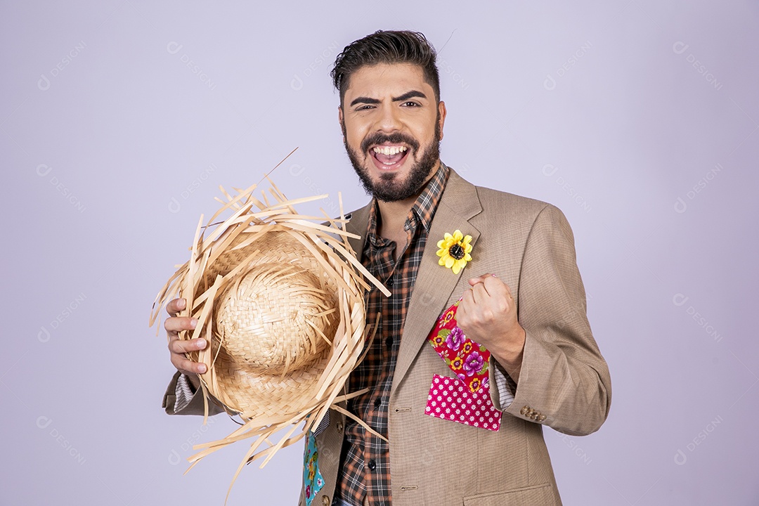 Jovem quadrilheiro animado para festa junina com chapéu na mão e feliz