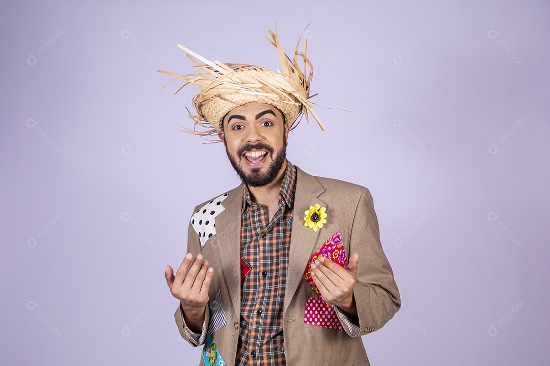 Jovem quadrilheiro animado para festa junina com gesto chamando