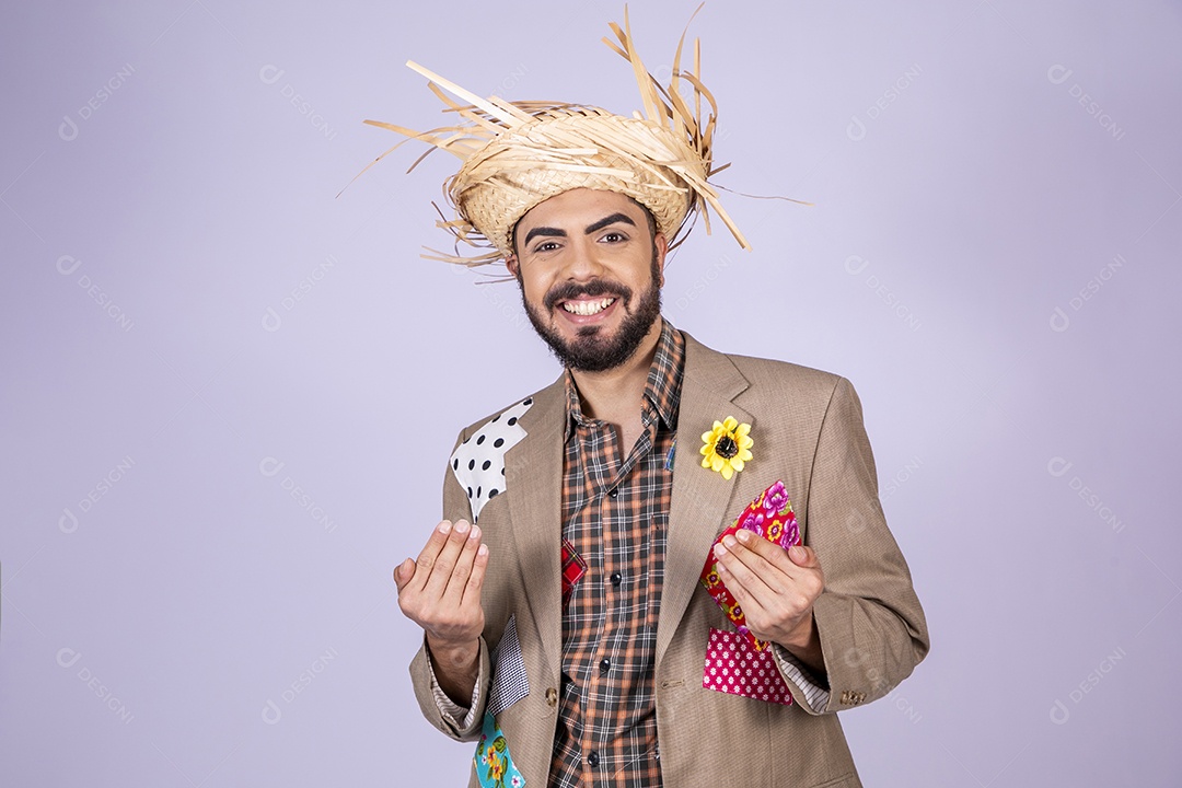 Jovem quadrilheiro animado para festa junina com gesto chamando