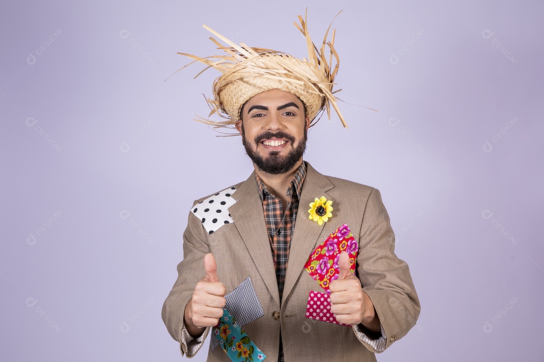 Jovem quadrilheiro animado para dança junina sorrindo com gesto de beleza