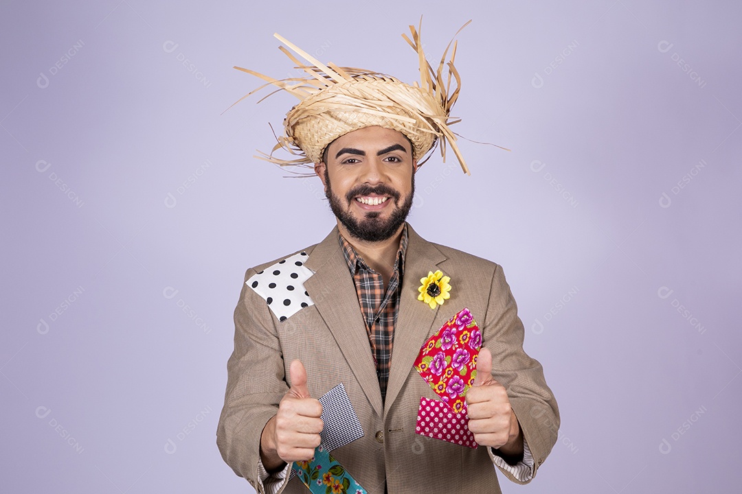 Jovem quadrilheiro animado para festa junina sorrindo com gesto de beleza