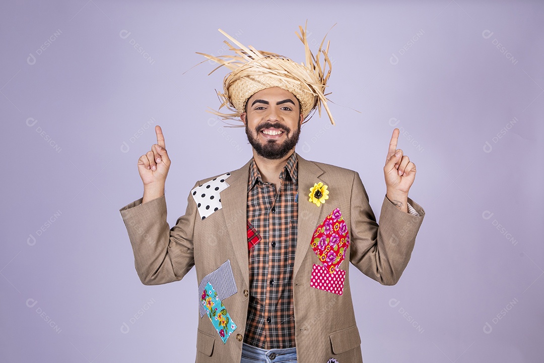 Jovem quadrilheiro animado para festa junina com dedos para cima