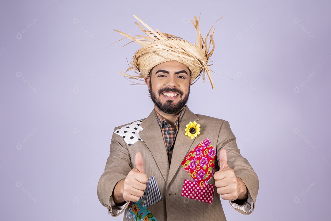 Jovem quadrilheiro animado para festa junina com gesto de beleza
