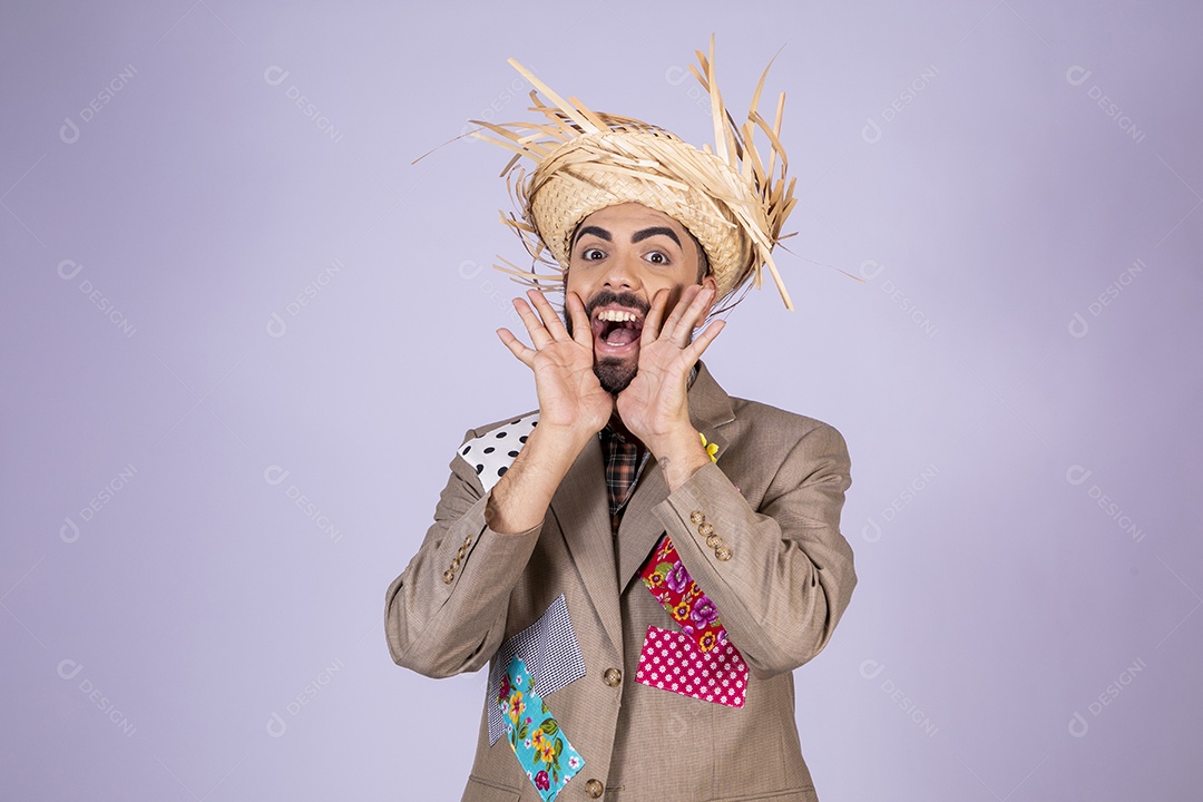 Jovem quadrilheiro animado para festa junina gritando