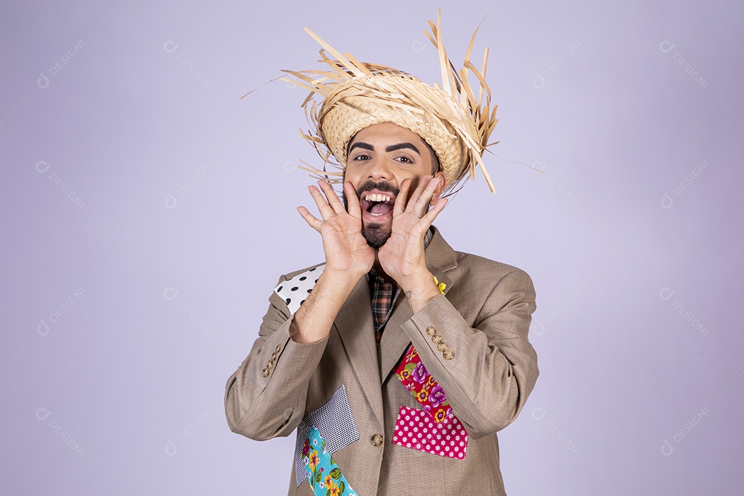 Jovem quadrilheiro animado para festa junina gritando