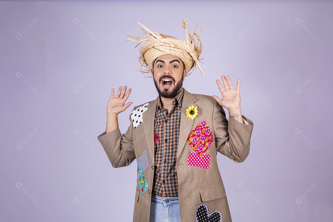 Jovem quadrilheiro animado para dança junina surpreso com alguma coisa