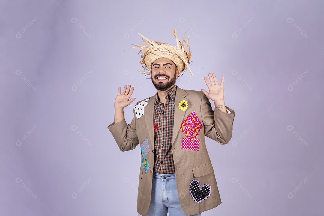 Jovem quadrilheiro animado para festa junina com mãos para cima