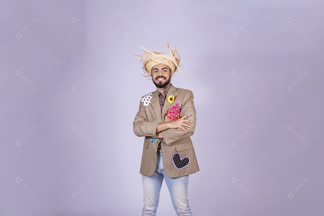 Jovem quadrilheiro pronto para festa junina com braços cruzados