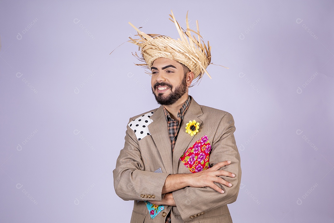 Jovem quadrilheiro pronto para festa junina com braços cruzados