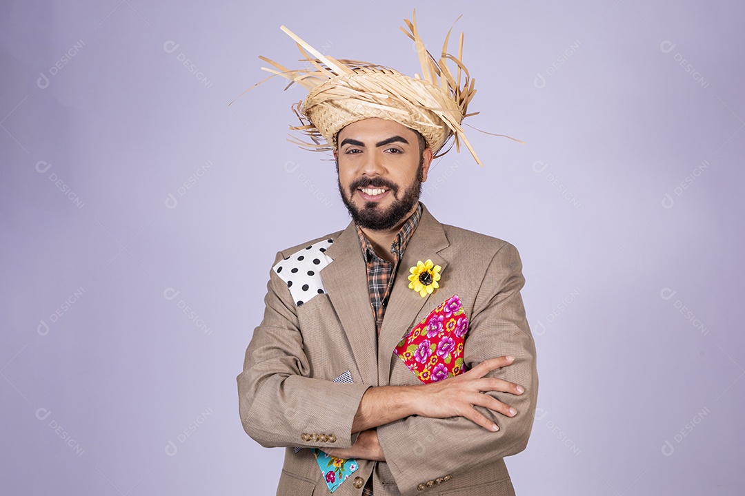Jovem quadrilheiro pronto para festa junina com braços cruzados