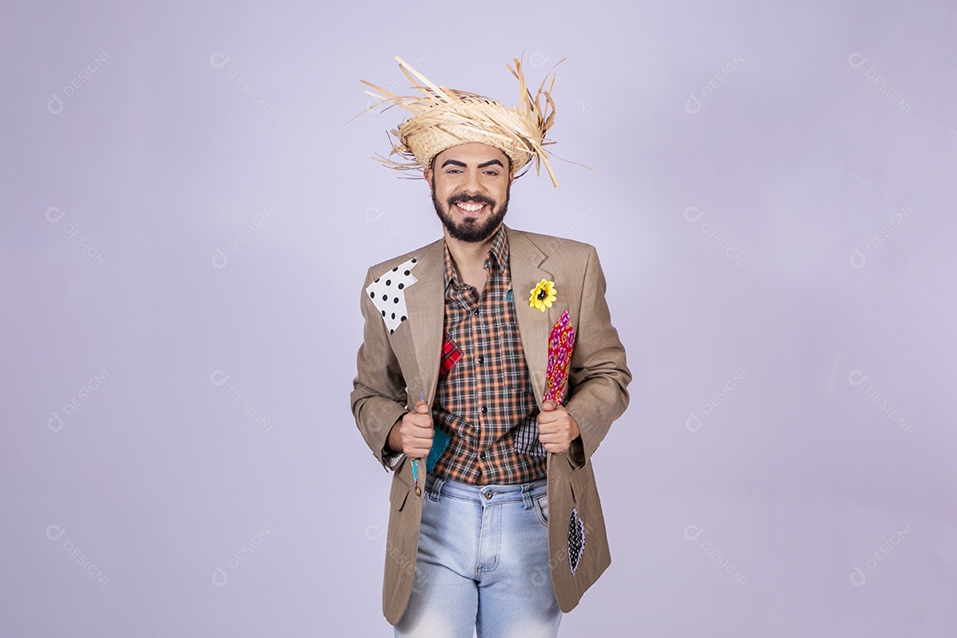 Jovem quadrilheiro animado para dança junina sorrindo