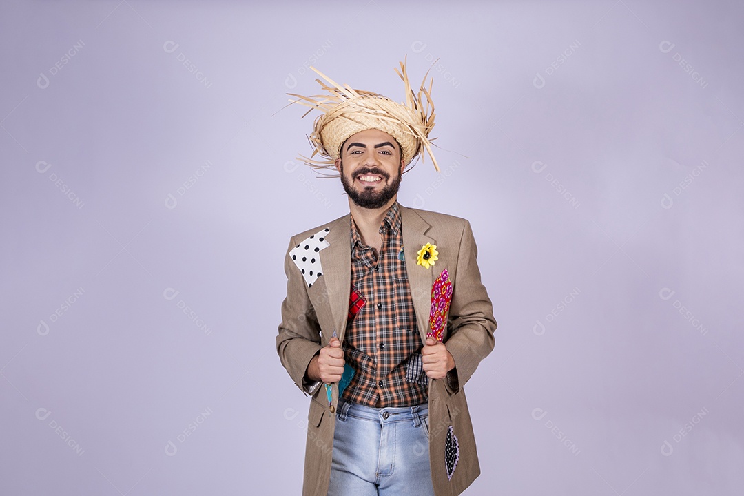 Jovem quadrilheiro animado para dança junina sorrindo