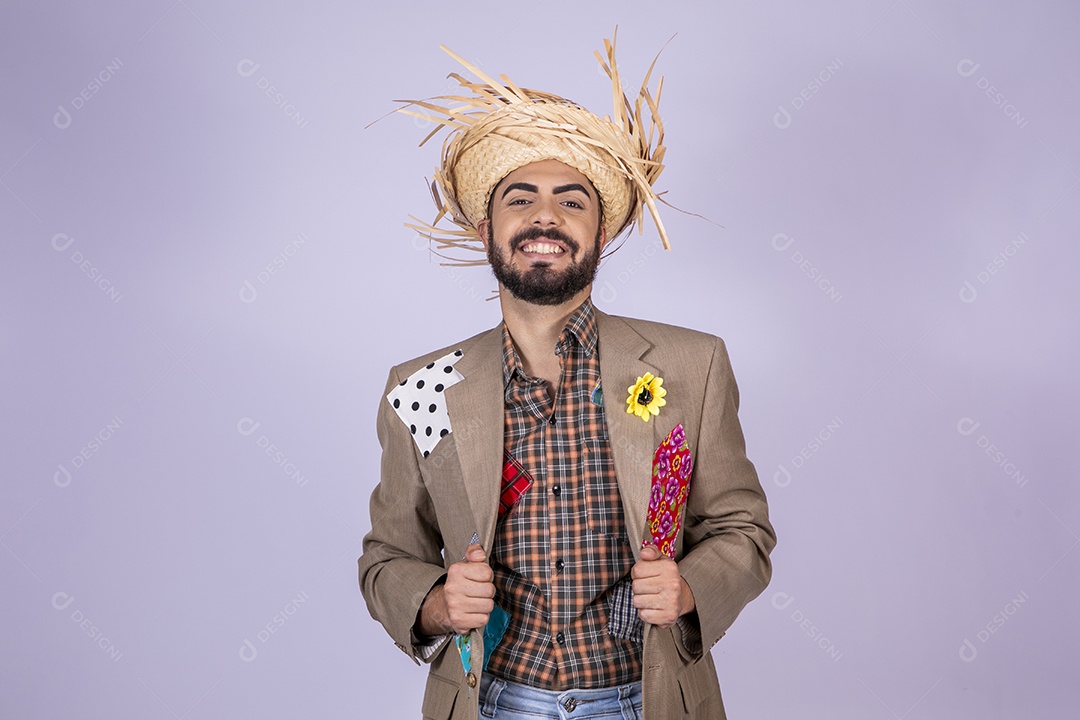 Jovem quadrilheiro animado para dança junina sorrindo