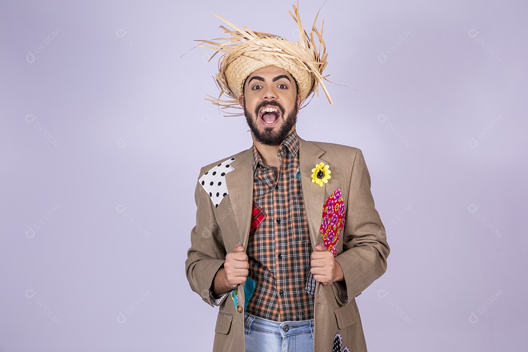 Jovem quadrilheiro animado para festa junina gritando