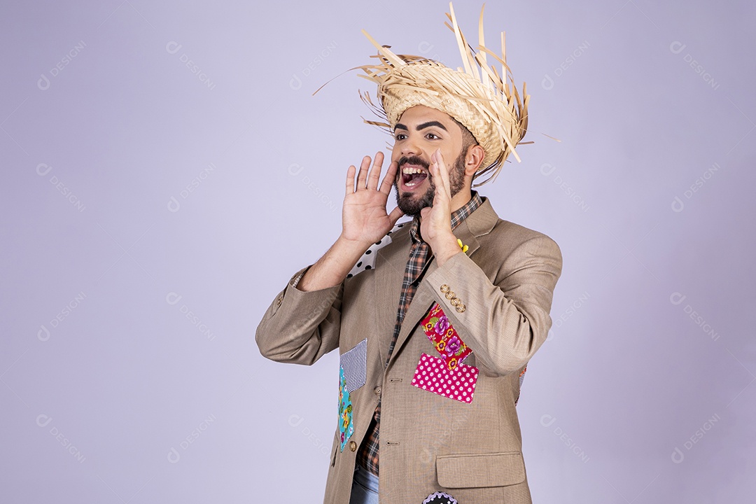 Jovem quadrilheiro animado para festa junina gritando