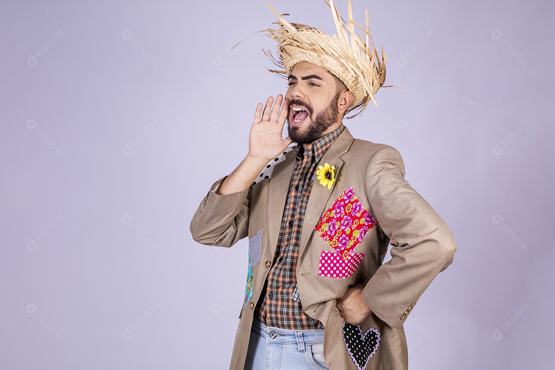 Jovem quadrilheiro animado para festa junina gritando com mão na cintura