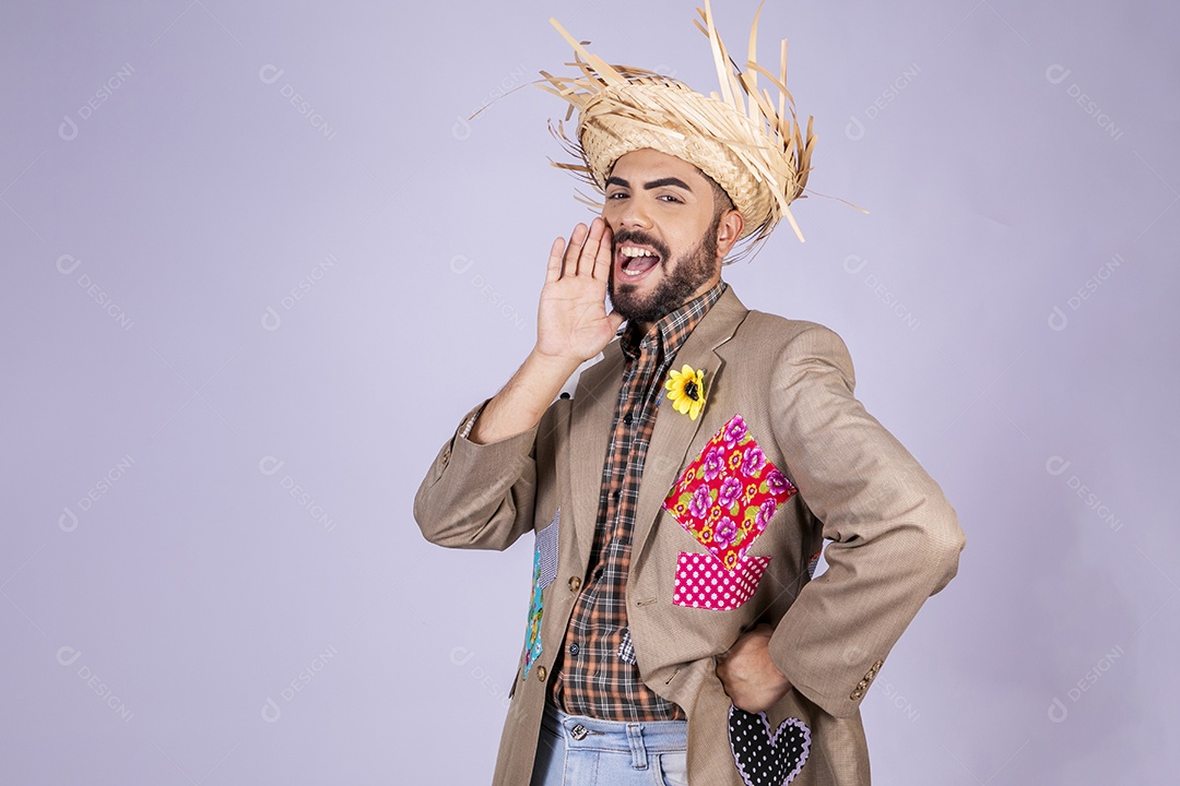 Jovem quadrilheiro animado para festa junina gritando