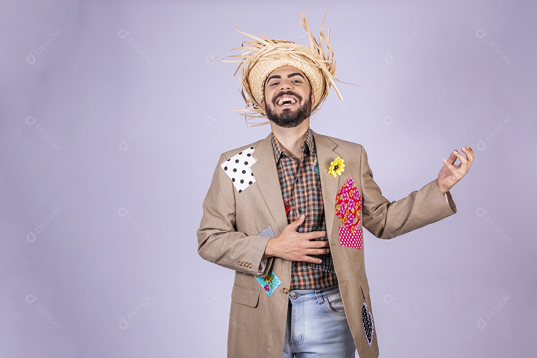 Jovem quadrilheiro animado para festa junina