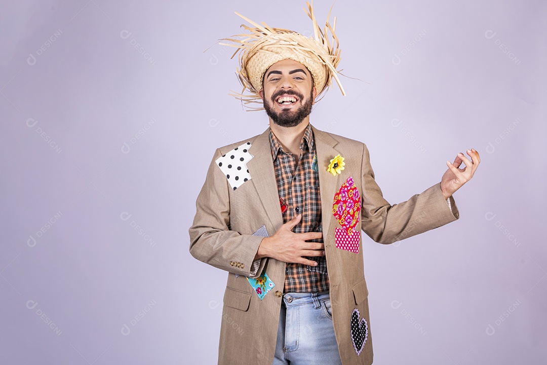 Jovem quadrilheiro animado para festa junina